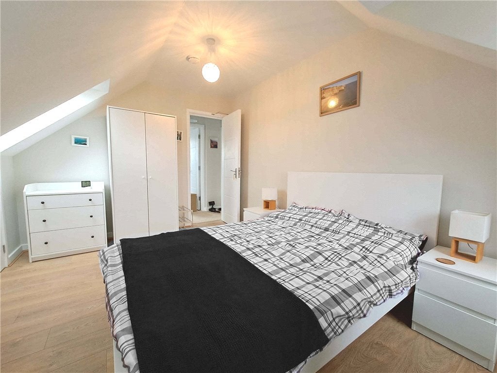 Room Queen Eleanor's Road in Guildford