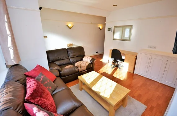 Flat Kimble Road in Greater London