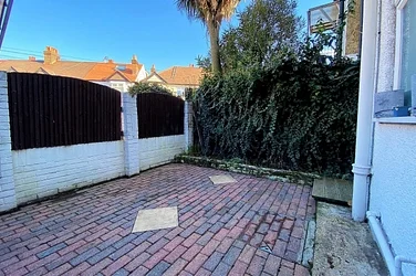 Flat Kimble Road in Greater London