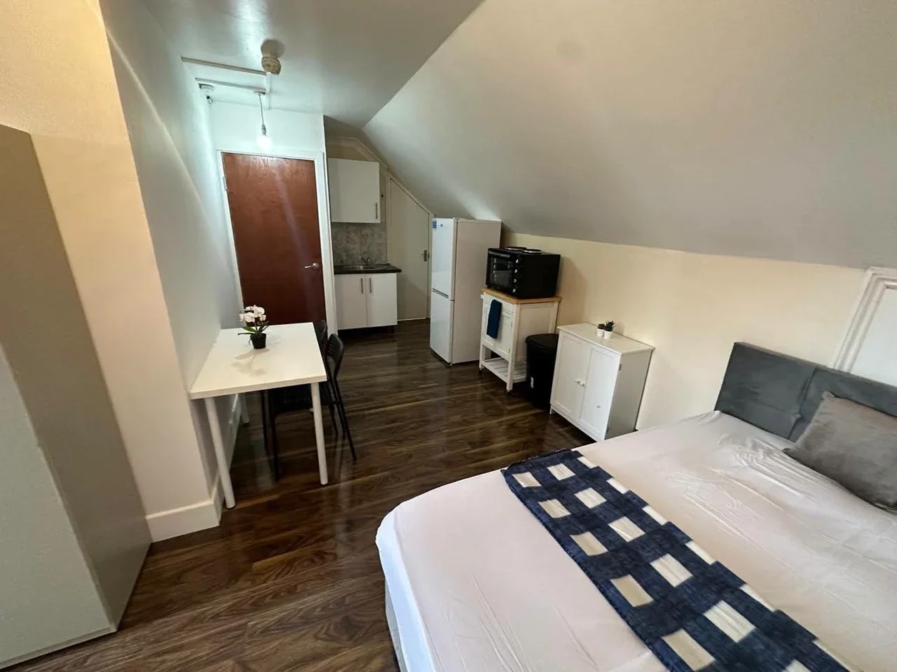 Flat Wilbury Way in Greater London