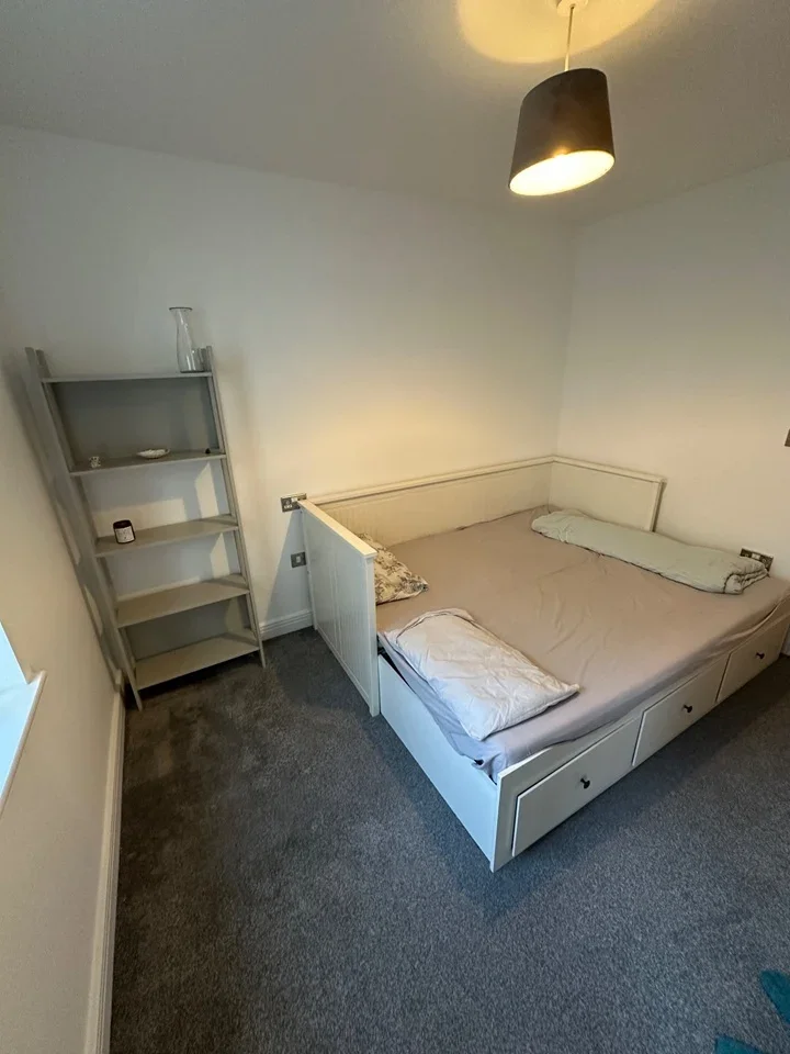 Room Hainault Street in Greater London