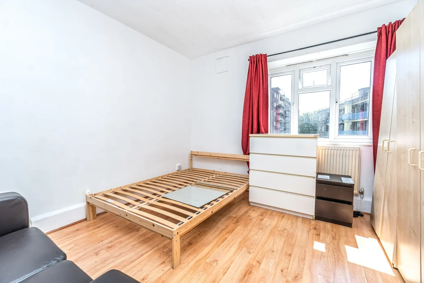 Flat Whiston Road in Greater London