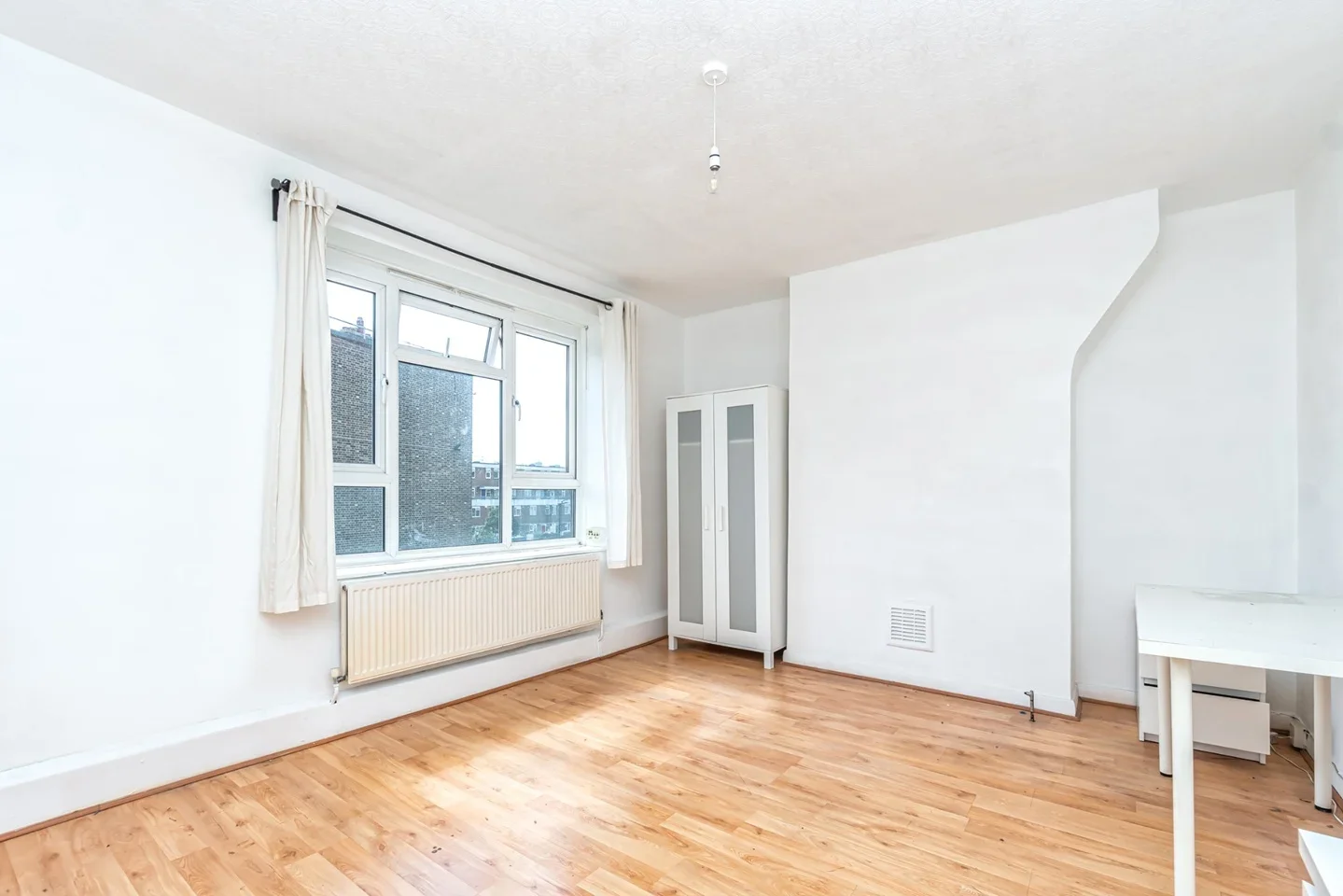 Flat Whiston Road in Greater London