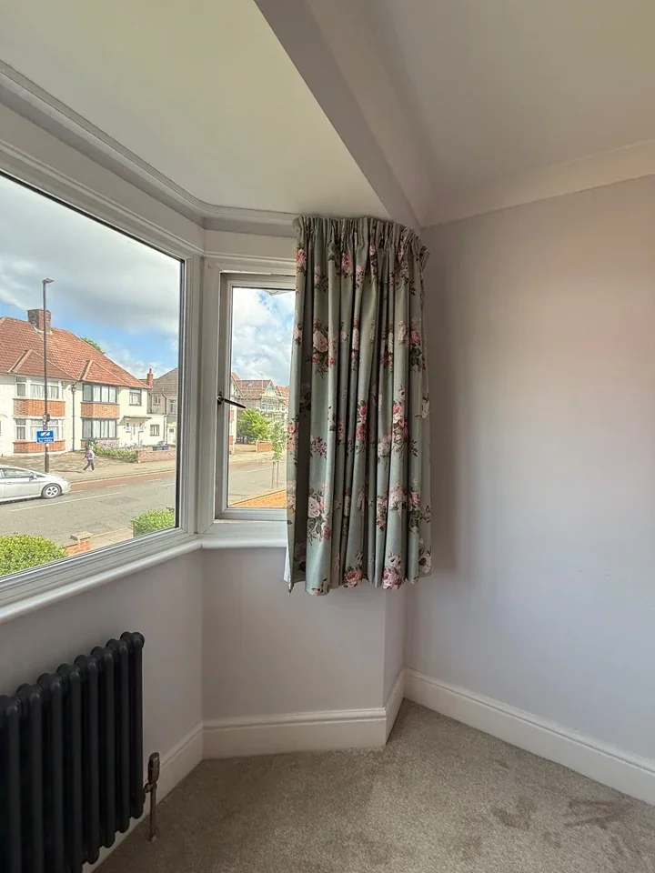 Room Gunnersbury Avenue in Greater London