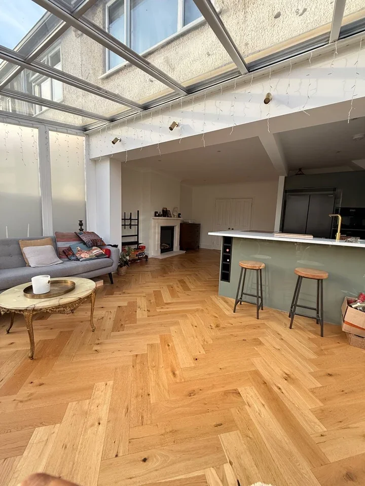 Room Gunnersbury Avenue in Greater London