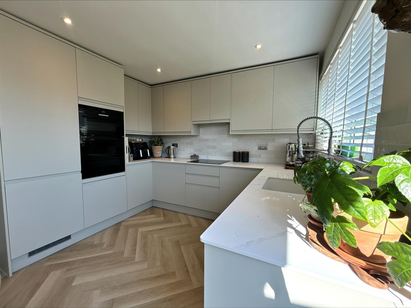 House Walnut Tree Close in Mengham