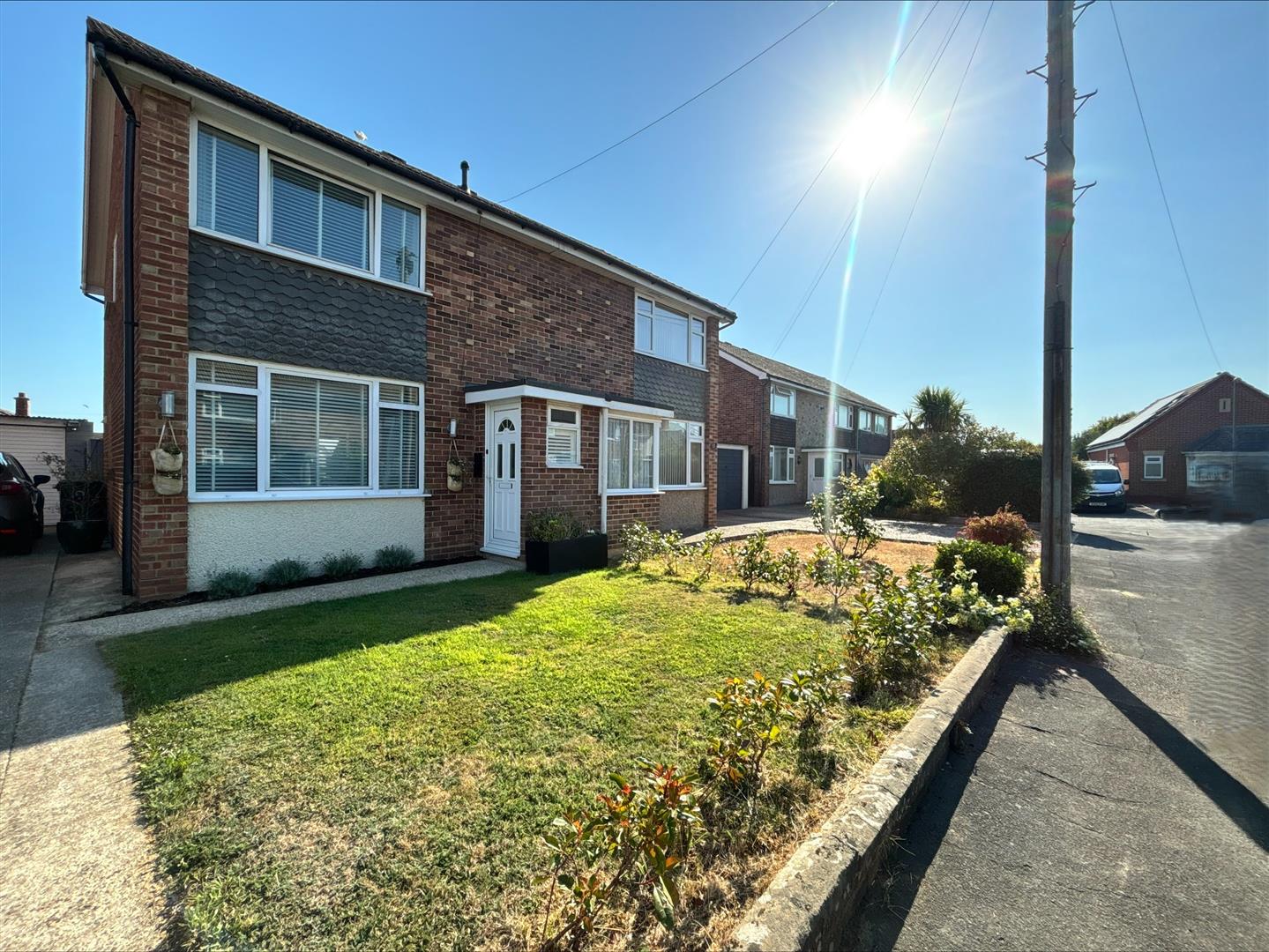 House Walnut Tree Close in Mengham