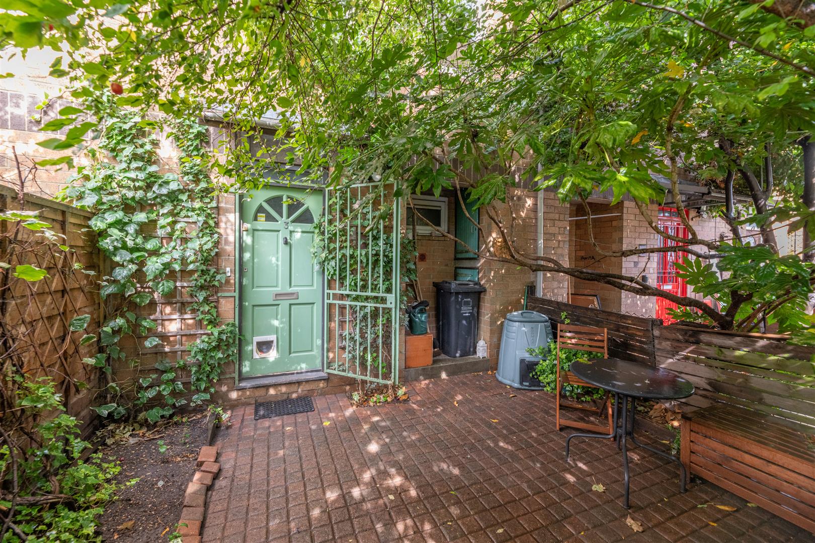 Flat Beeston Close in Greater London
