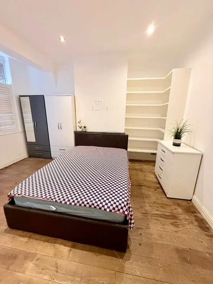 Room Romeyn Road in Greater London