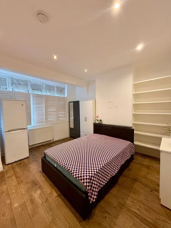 Room Romeyn Road in Greater London