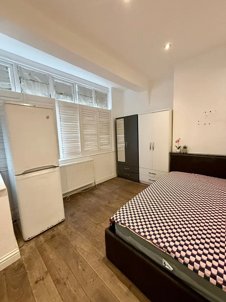 Room Romeyn Road in Greater London