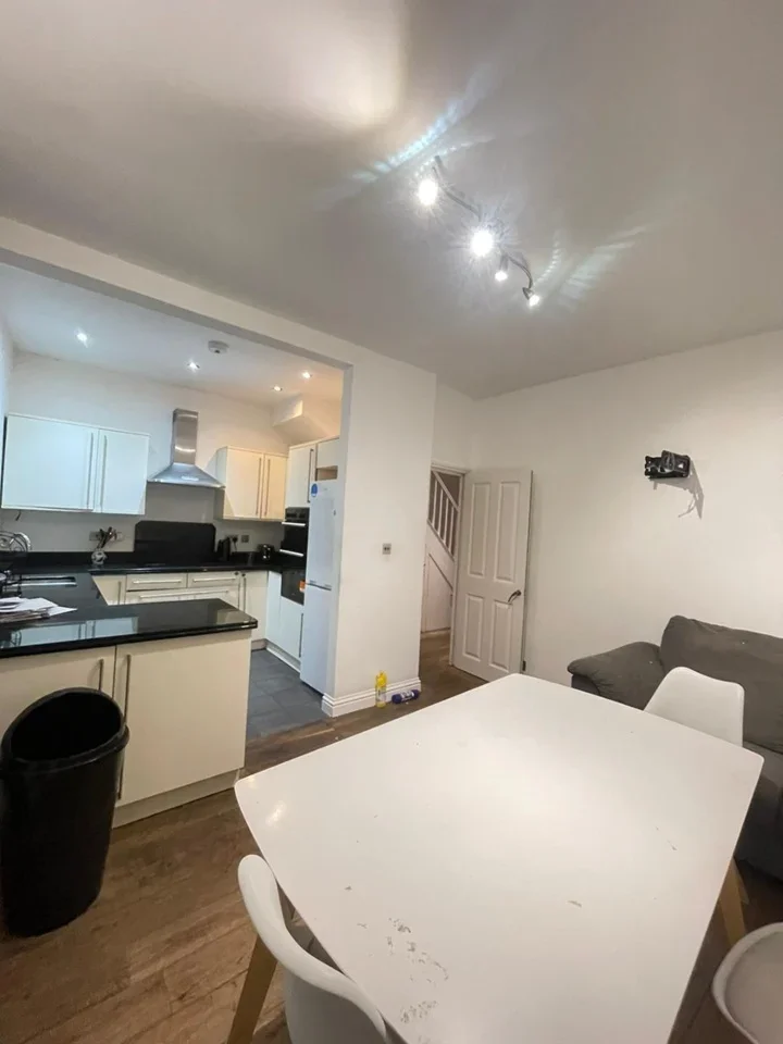 Room Romeyn Road in Greater London