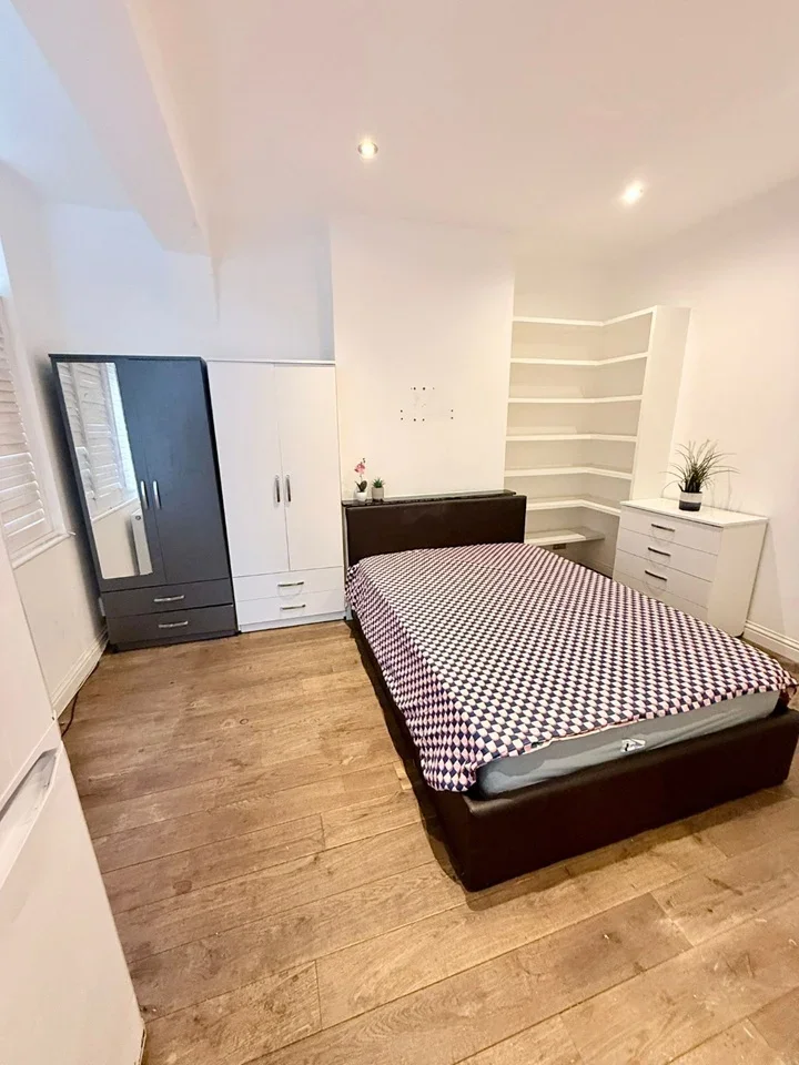 Room Romeyn Road in Greater London