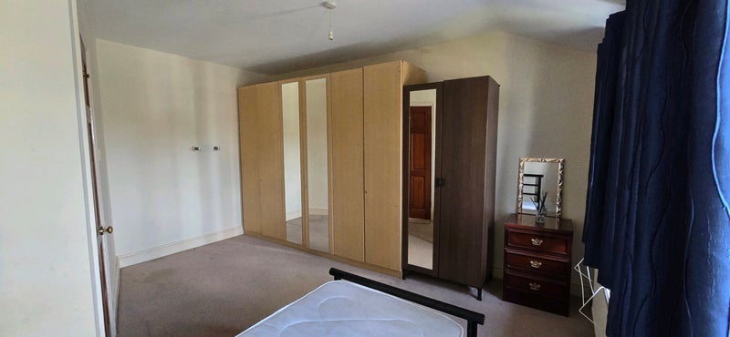 Room Grove Crescent in Greater London