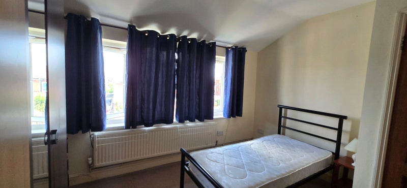 Room Grove Crescent in Greater London