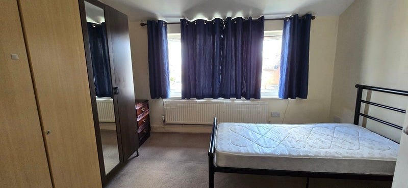 Room Grove Crescent in Greater London