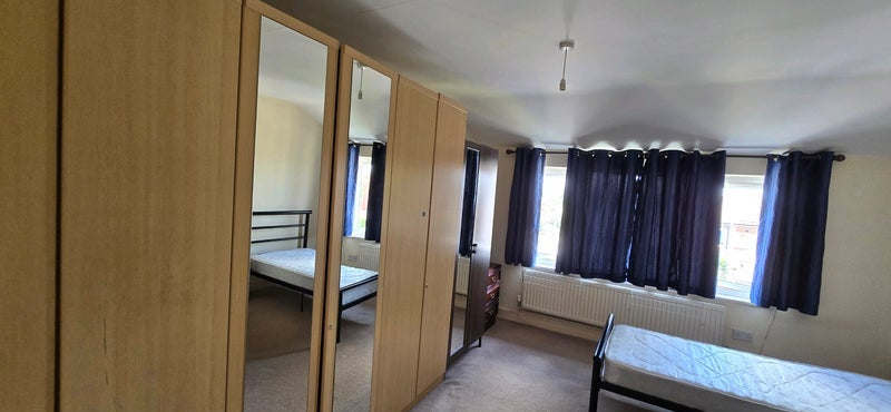 Room Grove Crescent in Greater London