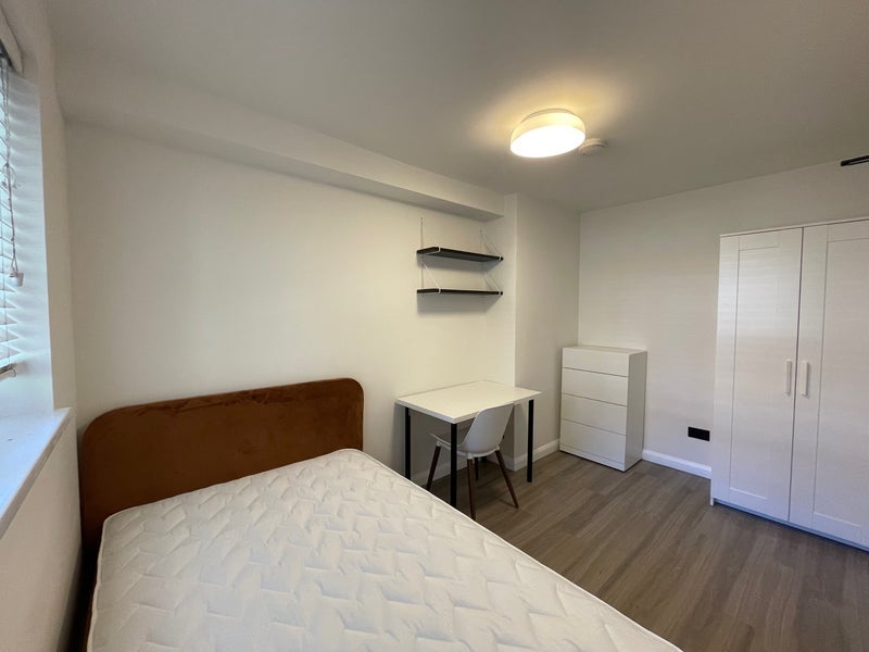 Room Patina Walk in Greater London
