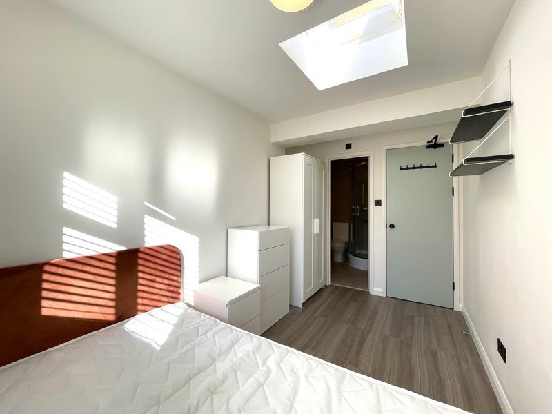 Room Patina Walk in Greater London