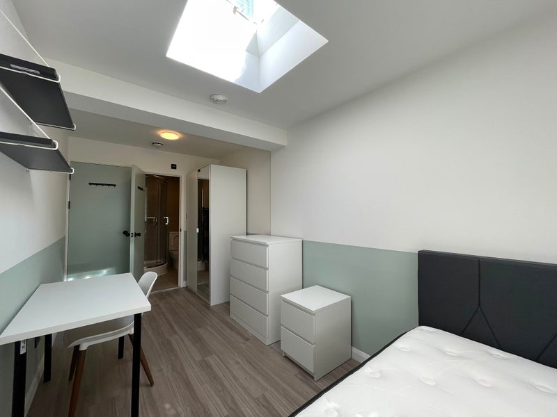 Room Patina Walk in Greater London