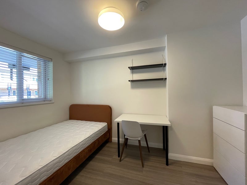Room Patina Walk in Greater London