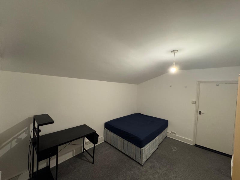 Room Grove Green Road in Greater London