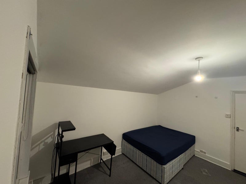 Room Grove Green Road in Greater London
