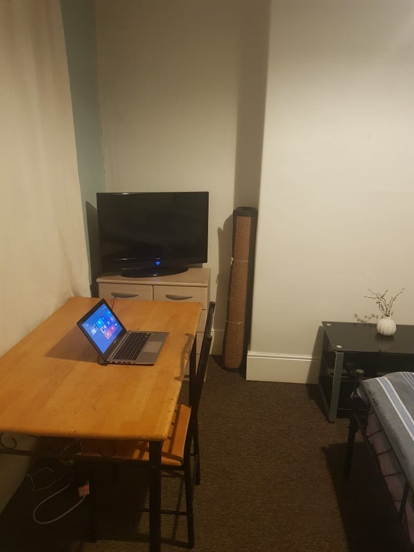Room Woodhead Road in Sheffield