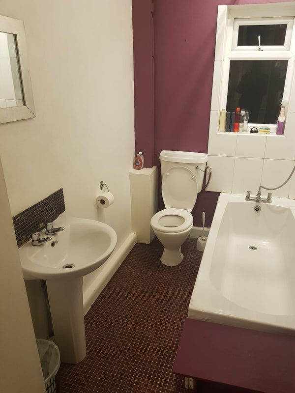 Room Woodhead Road in Sheffield