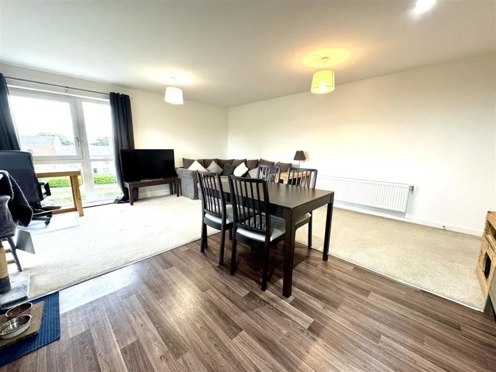 Flat Muir Drive in Dartford