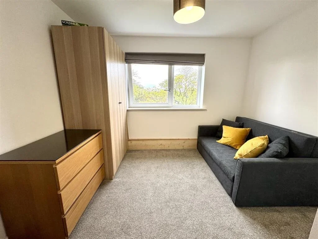 Flat Muir Drive in Dartford