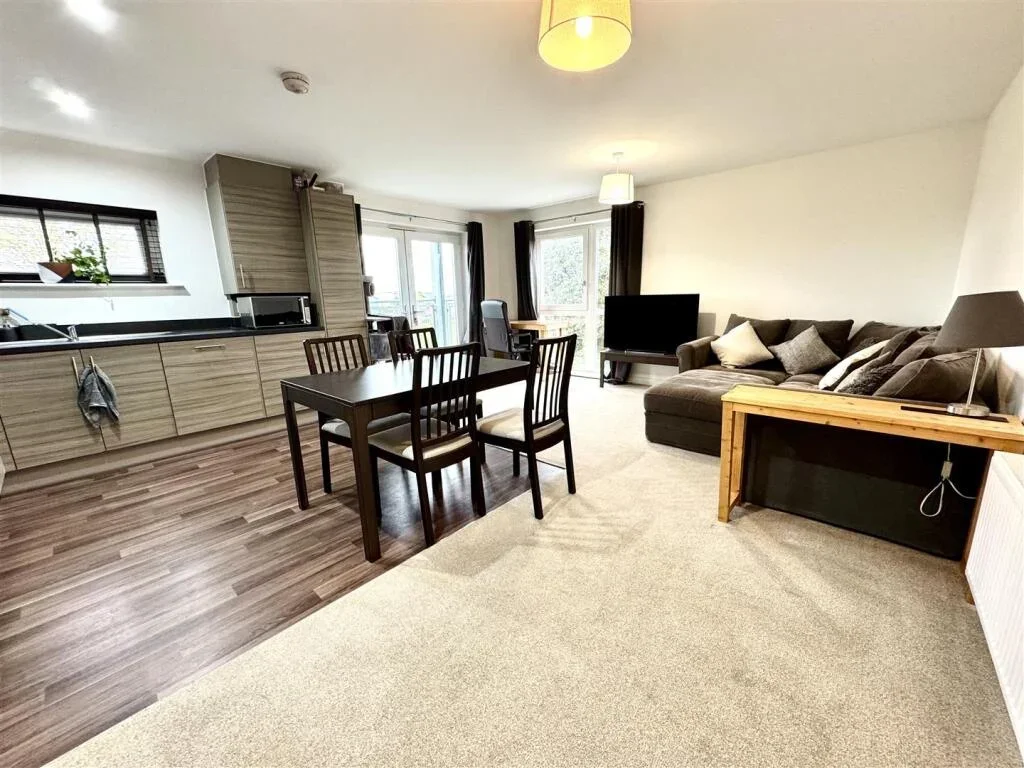 Flat Muir Drive in Dartford