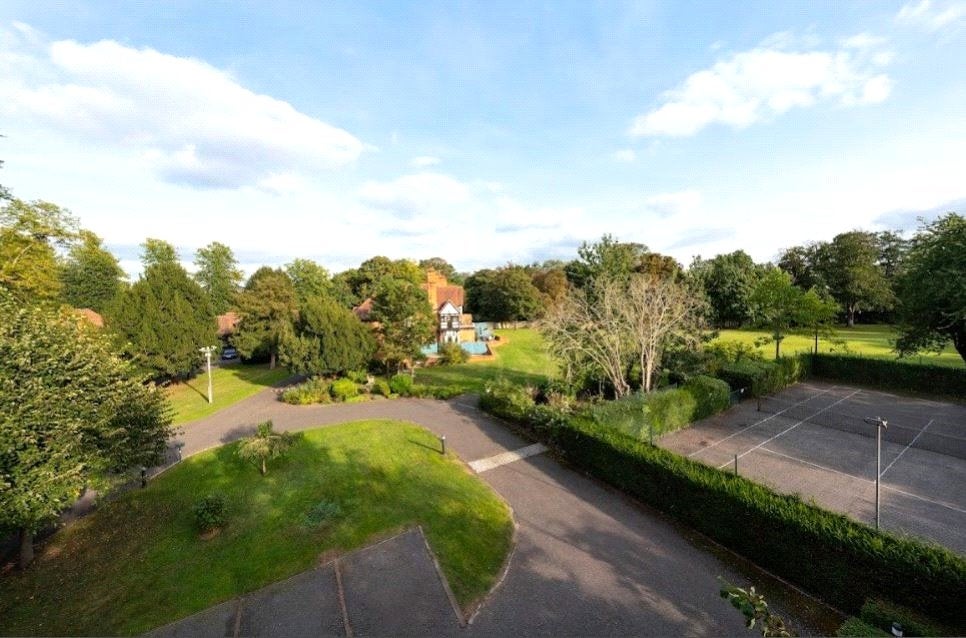 Flat Ferry Lane in Hythe End