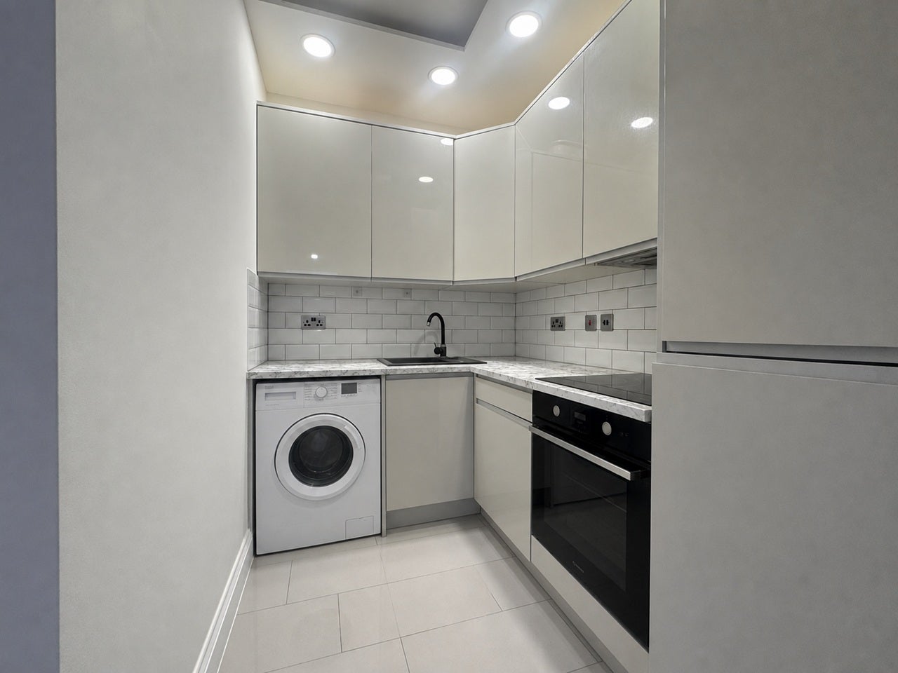 Flat Elmfield Road in Greater London