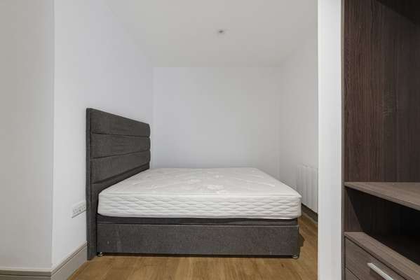 Flat Commercial Road in Greater London