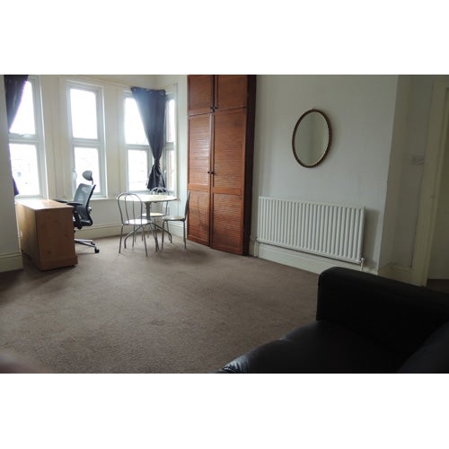 Flat Leopold Road in Greater London