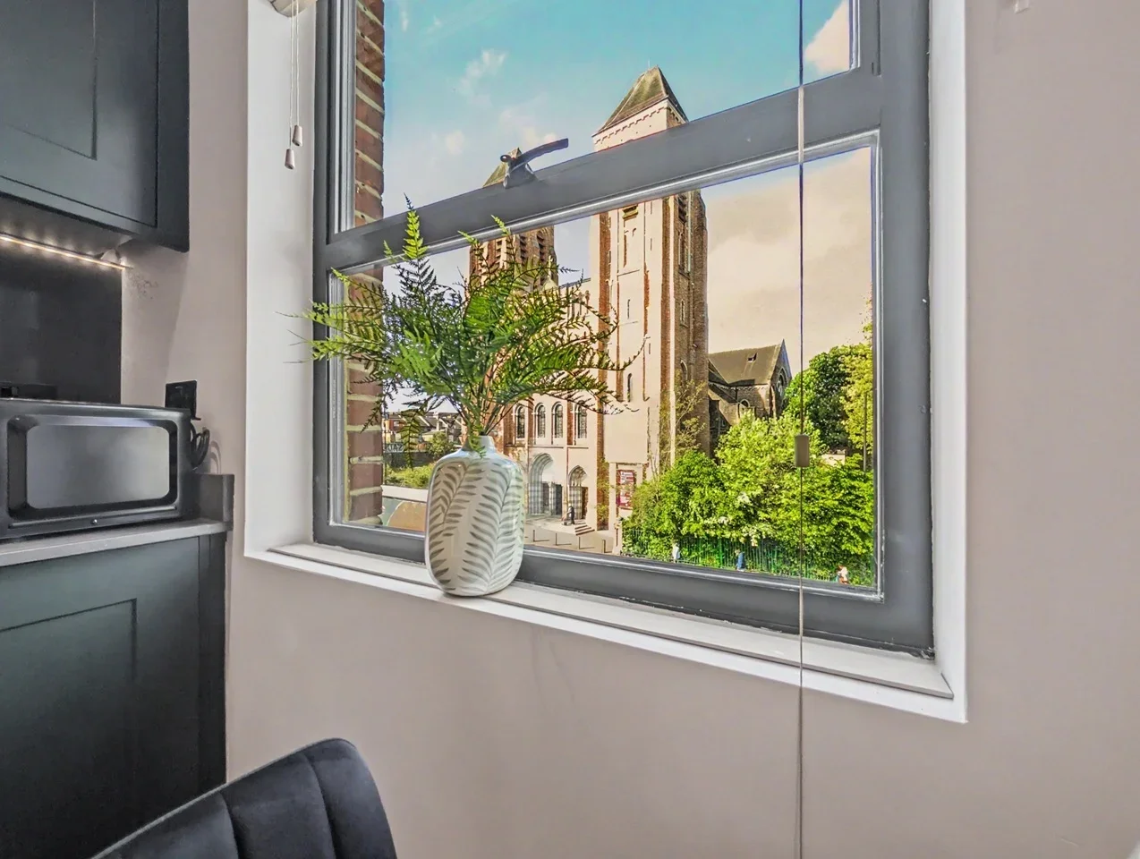 Flat Norfolk Avenue in Greater London