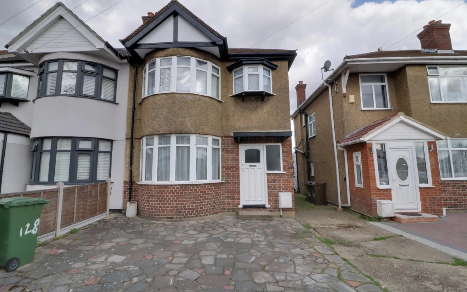 House Uppingham Avenue in Greater London