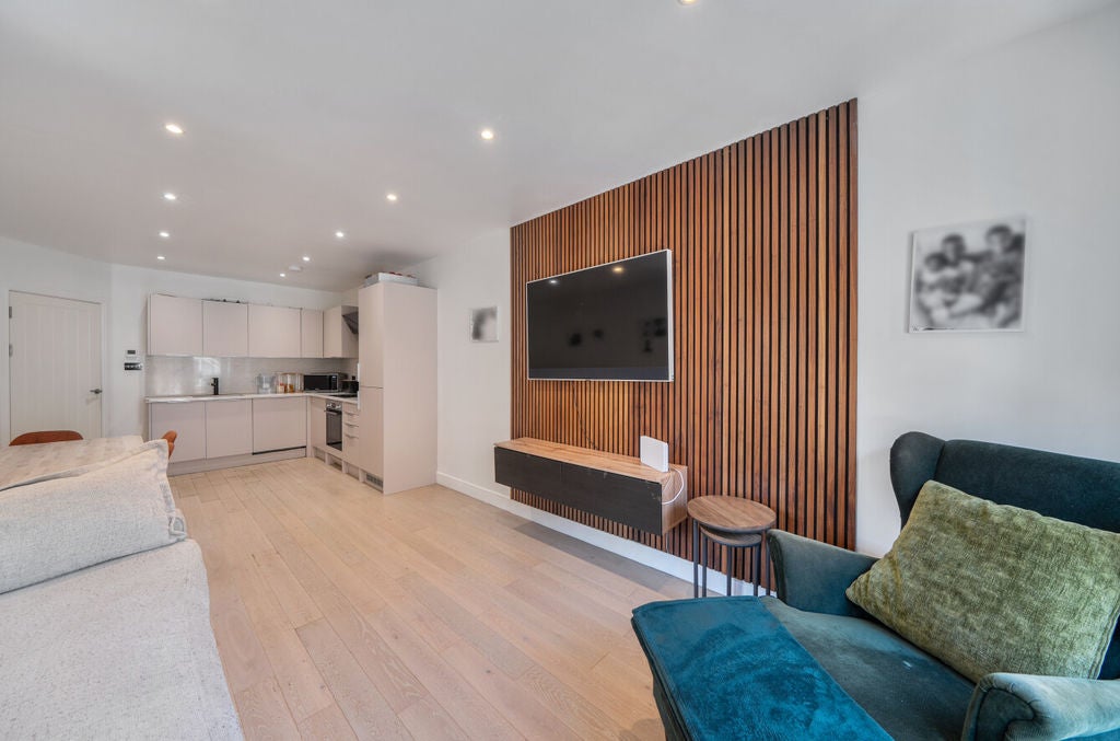Flat Old Lodge Lane in Greater London