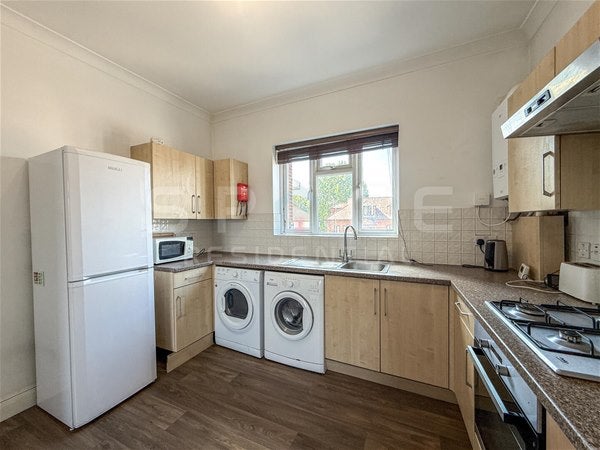 Flat Apex Parade in Greater London