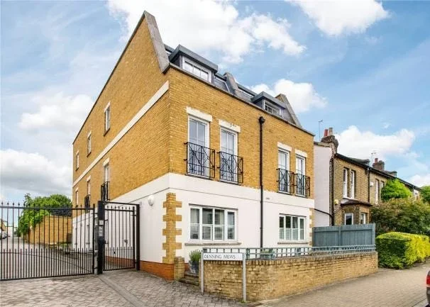 Flat Temperley Road in Greater London
