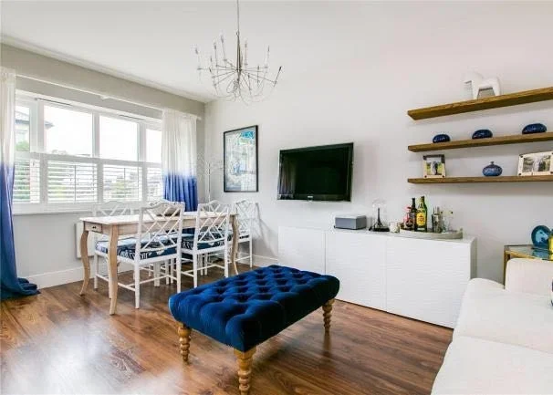 Flat Temperley Road in Greater London