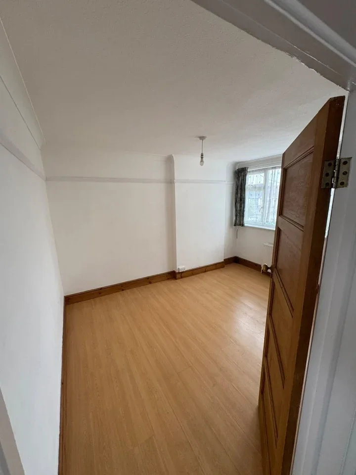Flat Honeypot Lane in Greater London
