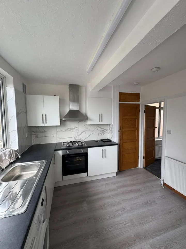Flat Honeypot Lane in Greater London
