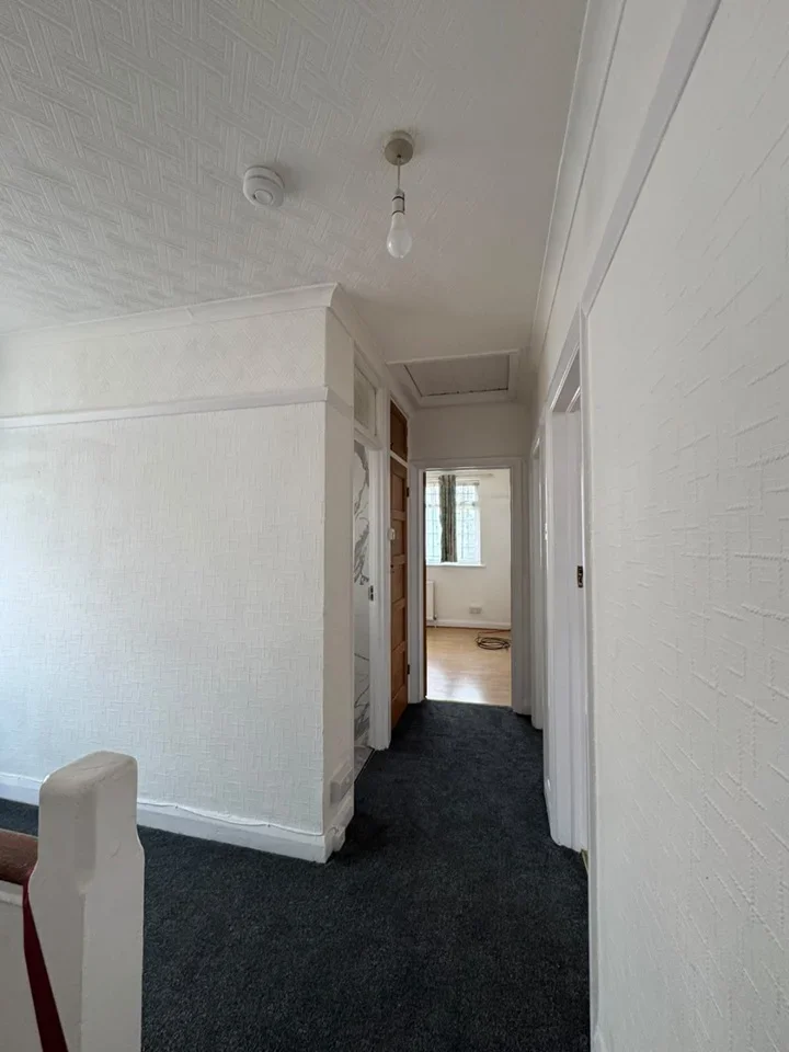 Flat Honeypot Lane in Greater London