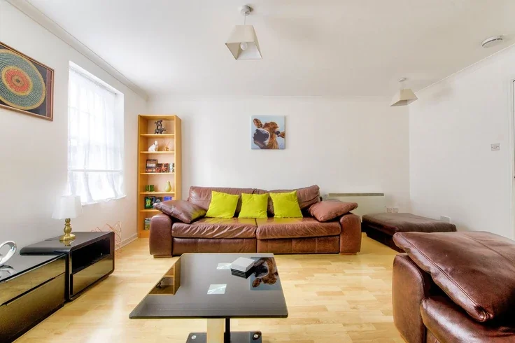 Flat Salamander Court in City of Edinburgh