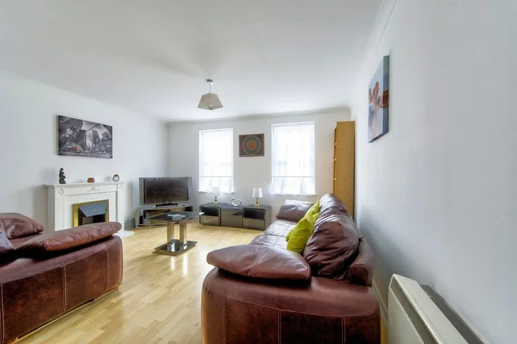 Flat Salamander Court in City of Edinburgh