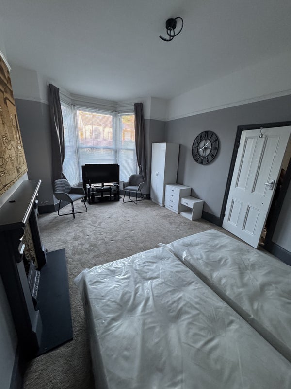 Room Wellmeadow Road in Greater London