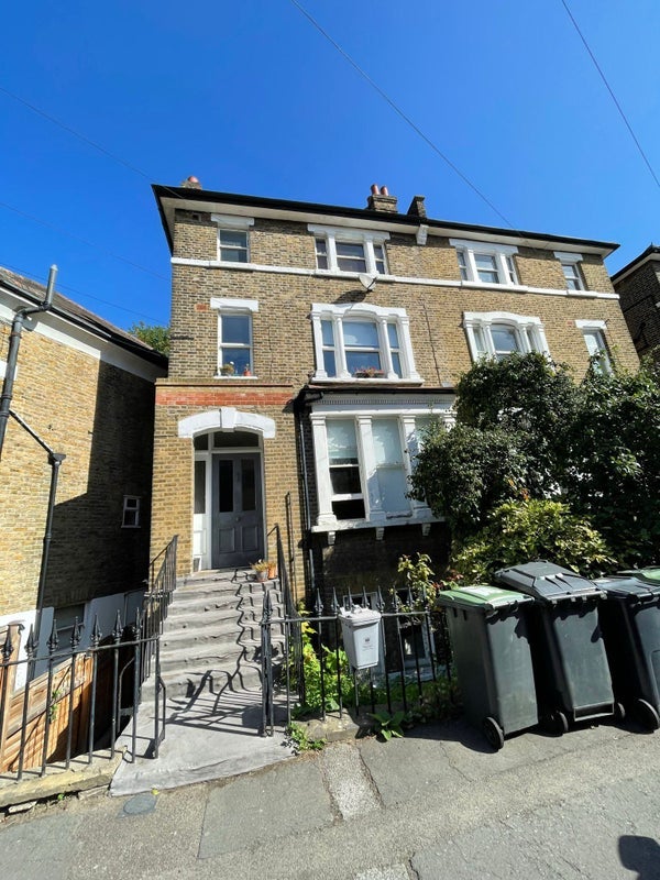 Room Wemyss Road in Greater London