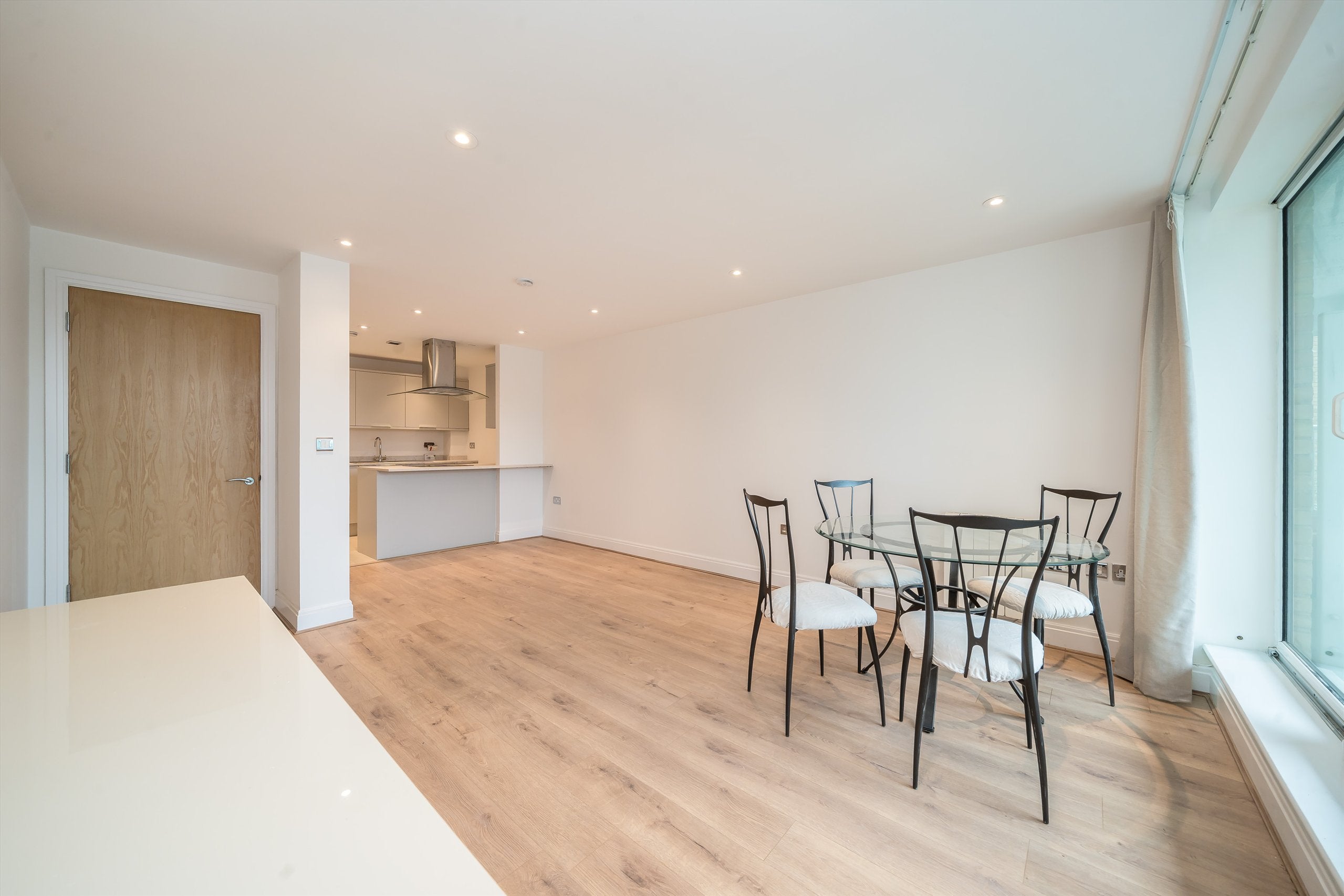 Flat Lombard Road in Greater London